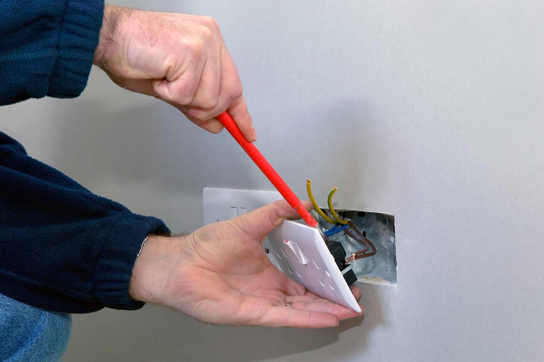Our electricians can install plug sockets for domestic and commercial proeprties in Leicester and the local area. 